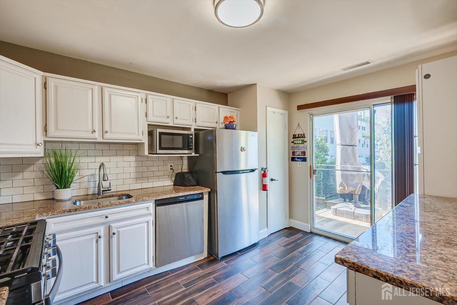 57 Renaissance Lane New Brunswick, NJ 08901 - Photo 6 of 29 Gallery Image 6