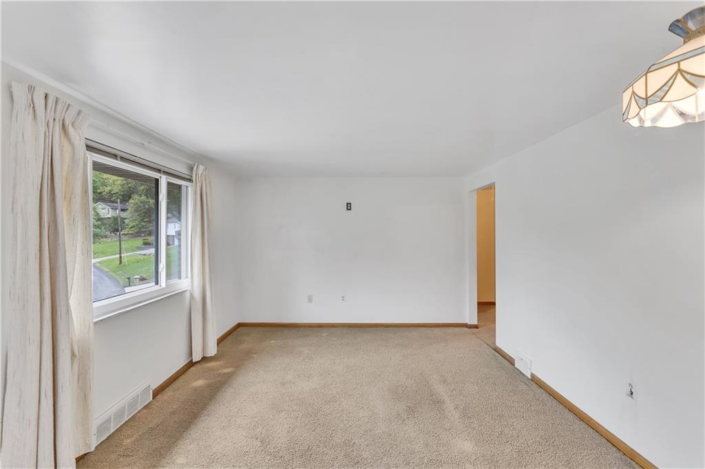 237 Byron Road Pittsburgh, PA 15237 - Photo 4 of 28 Gallery Image 4