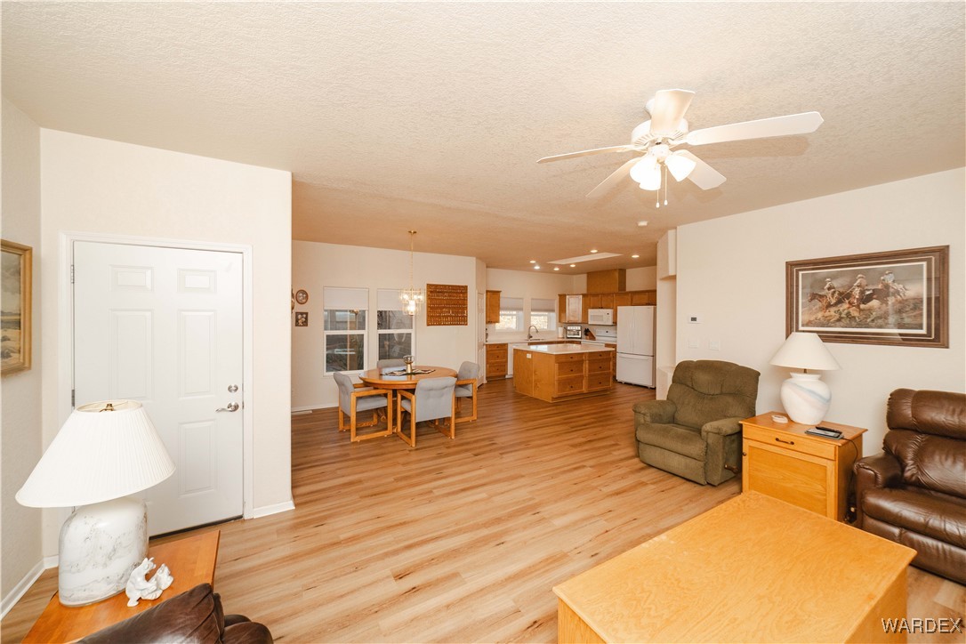 4655 Smoketree Road Golden Valley, AZ 86413 - Photo 14 of 46 Living Room
