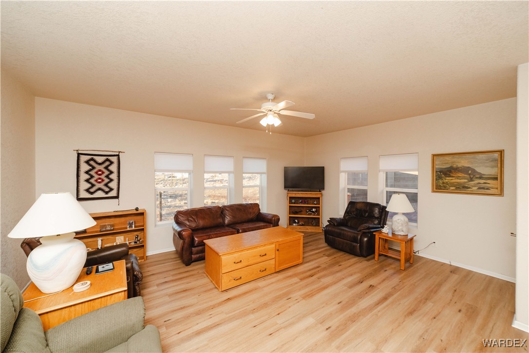 4655 Smoketree Road Golden Valley, AZ 86413 - Photo 16 of 46 Living Room
