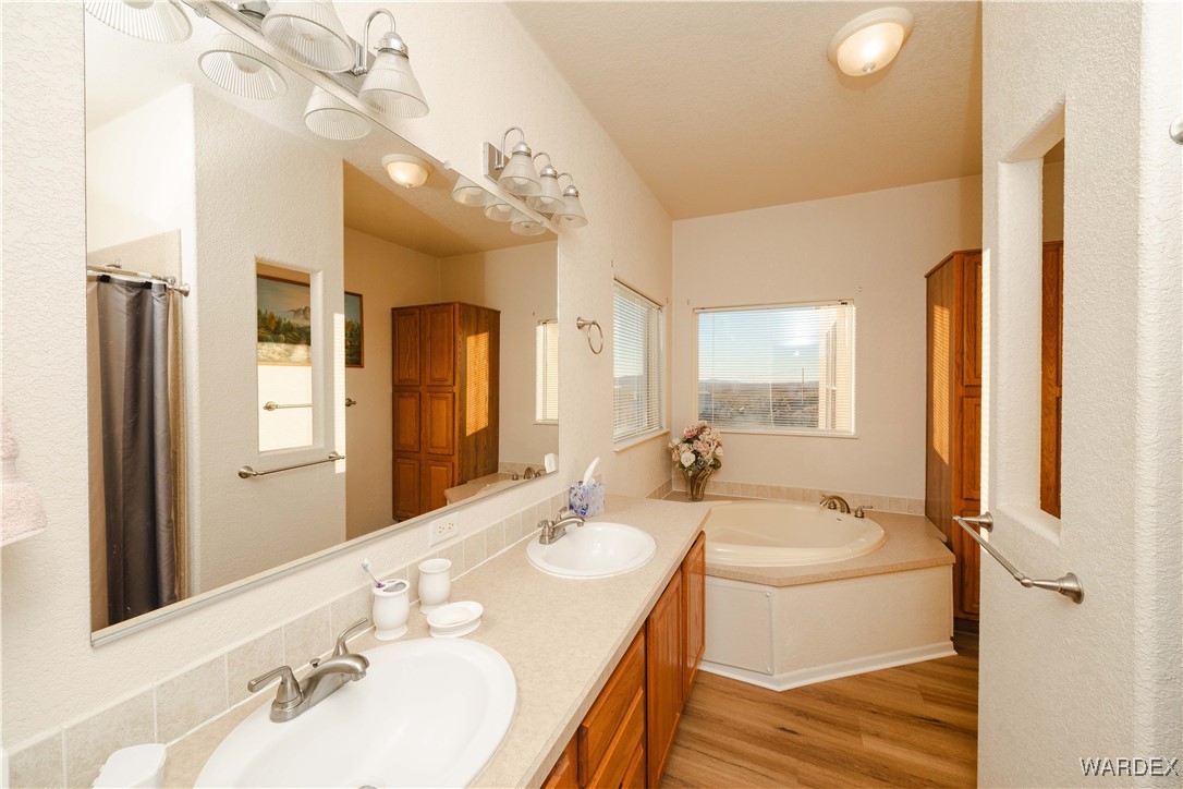 4655 Smoketree Road Golden Valley, AZ 86413 - Photo 27 of 46 Master Bathroom