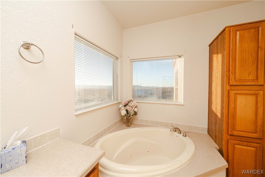 4655 Smoketree Road Golden Valley, AZ 86413 - Photo 28 of 46 Master Bathroom