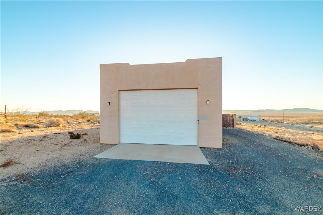 4655 Smoketree Road Golden Valley, AZ 86413 - Photo 44 of 46 Garage