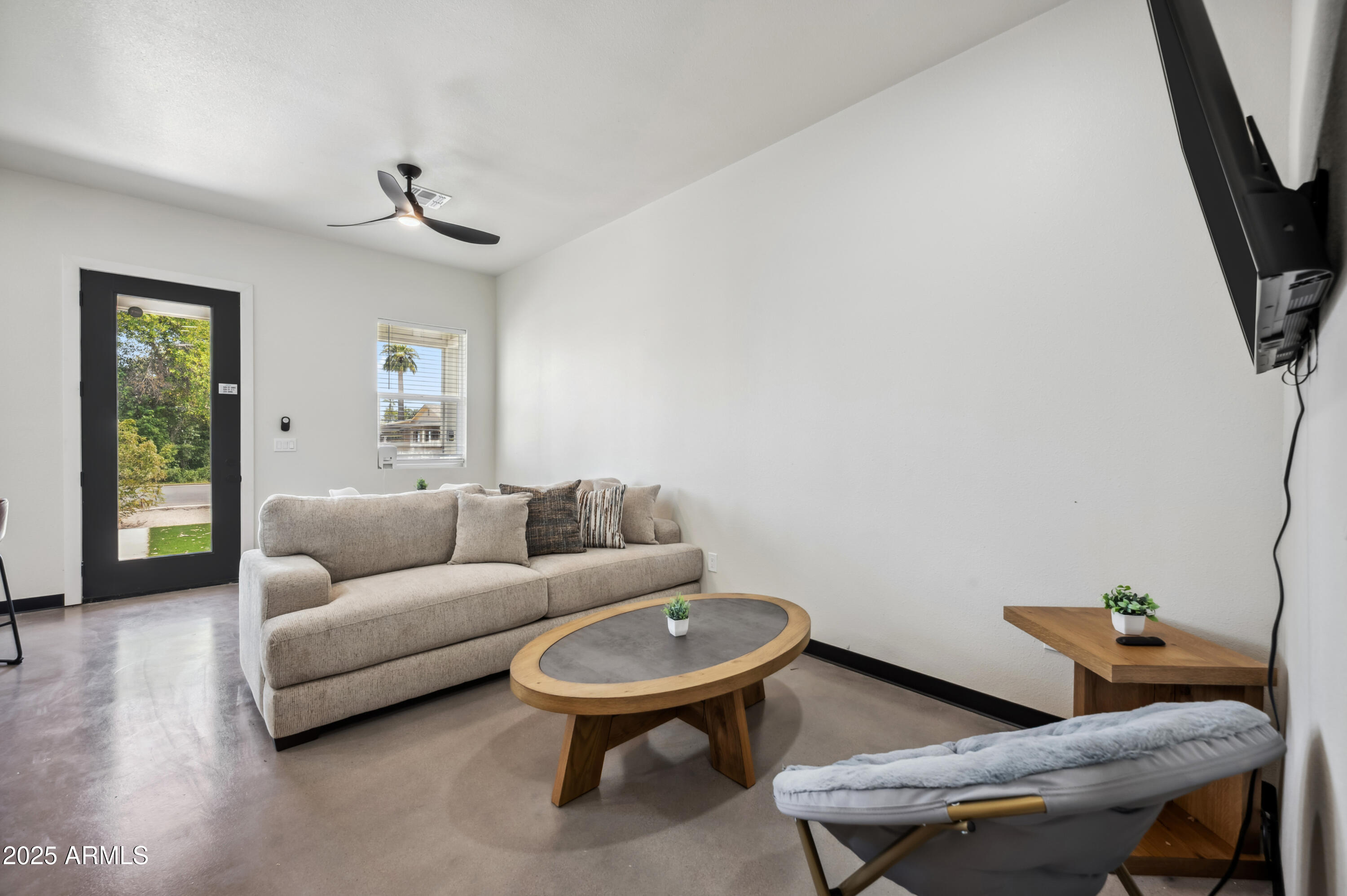 4136 North 11th Street Phoenix, AZ 85014 - Photo 5 of 33 a living room with furniture and a window