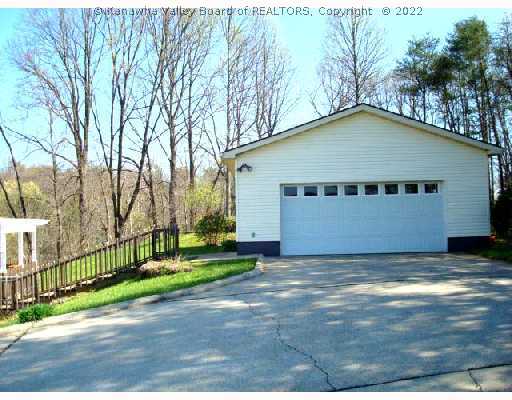 394 Peach Ridge Road Hurricane, WV 25526 - Photo 6 of 8 Parking Lot/Garage.
