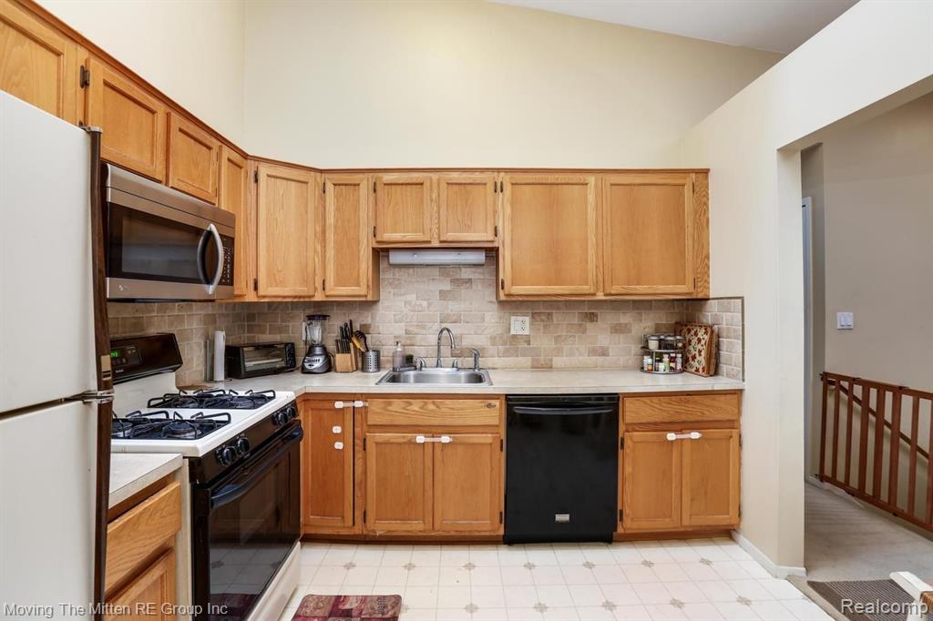 31218 Country Way Farmington Hills, MI 48331 - Photo 8 of 26