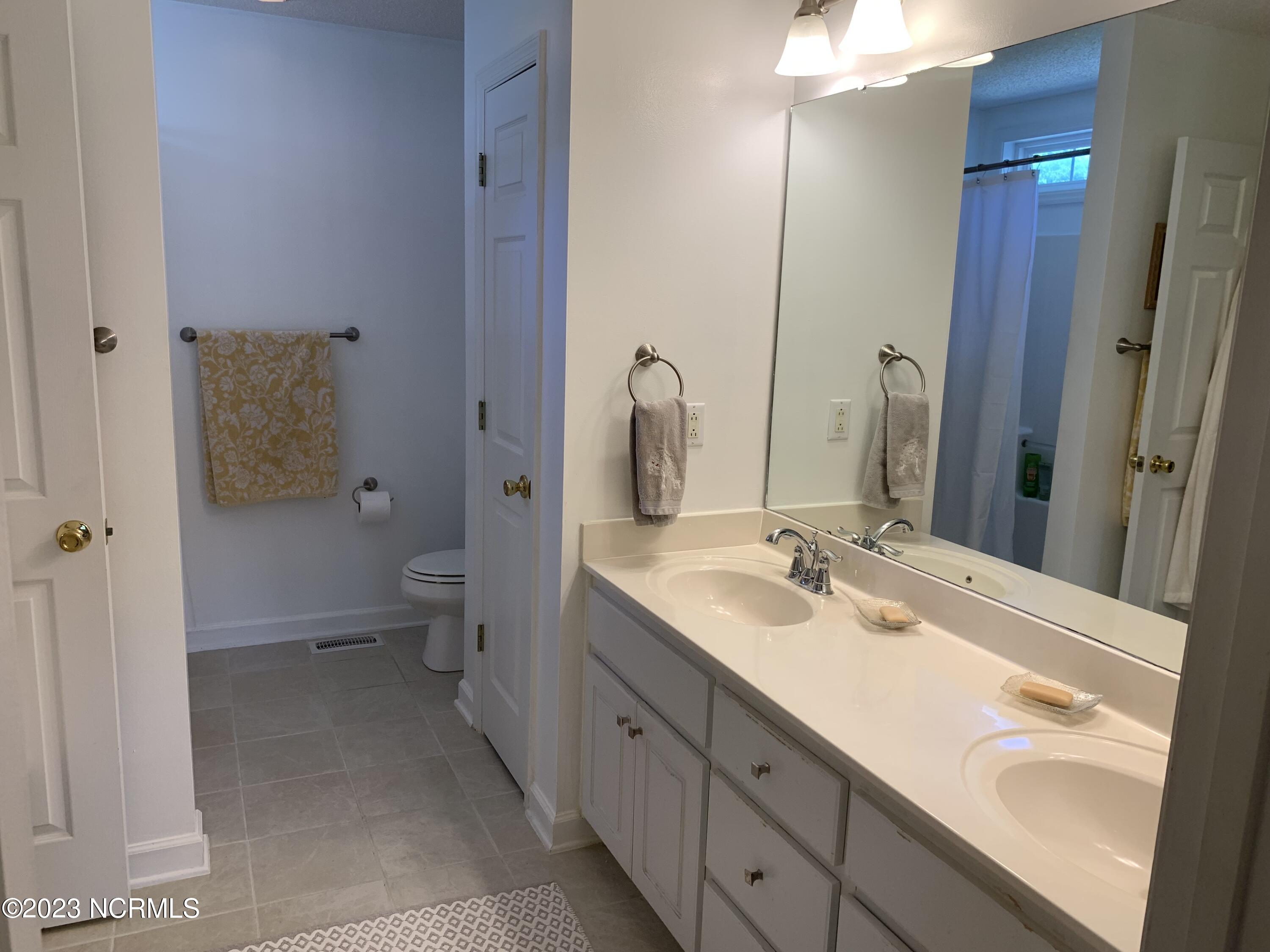 111 Geneva Road New Bern, NC 28562 - Photo 23 of 40 Master bathroom with double bowl vanity