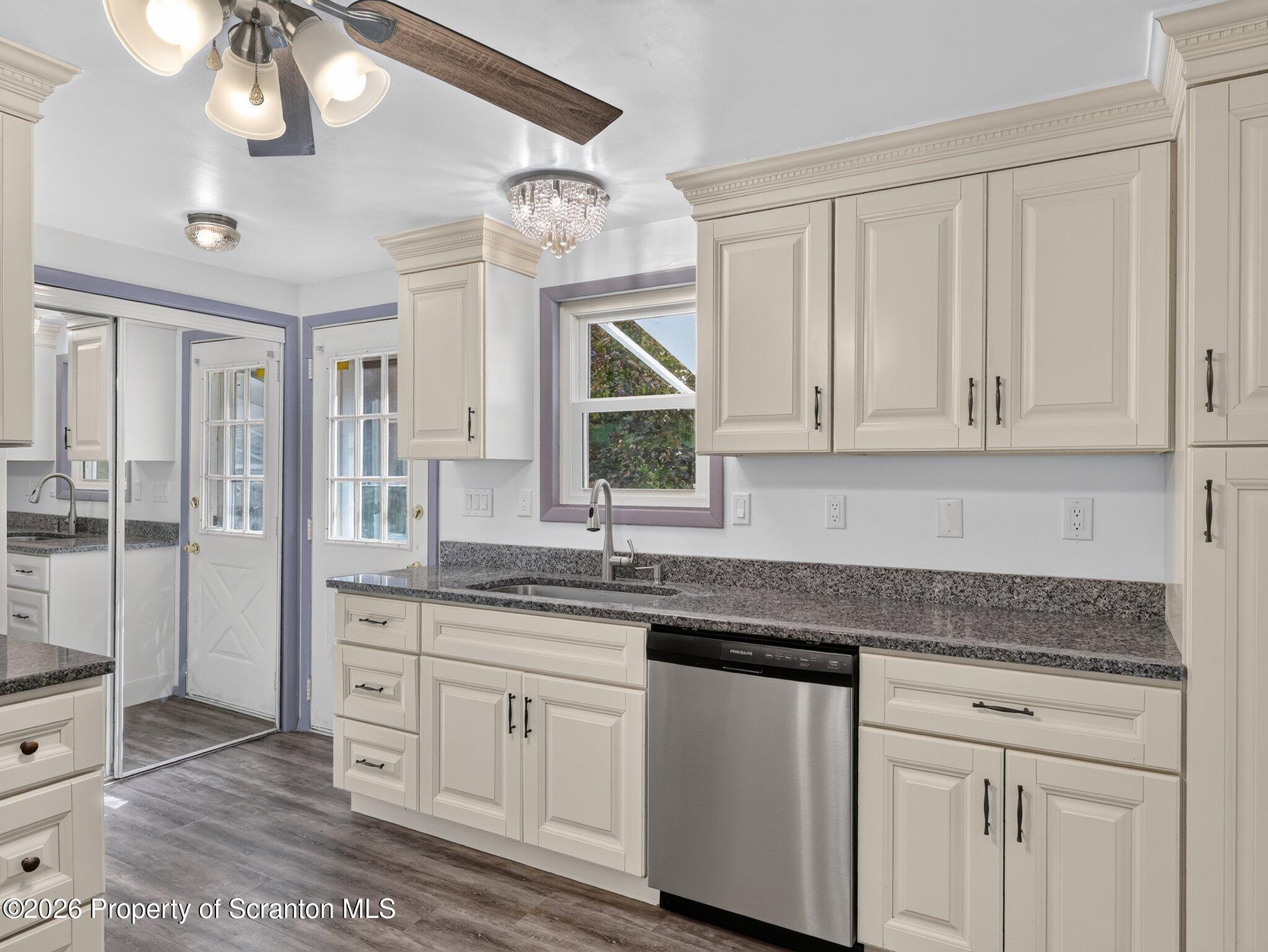 548 Lockville Road Pittston, PA 18643 - Photo 8 of 32 Kitchen