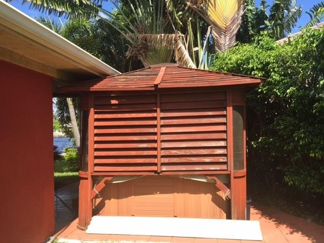 517 South Riverside Drive Pompano Beach, FL 33062 - Photo 11 of 35 Hot tub from side yard