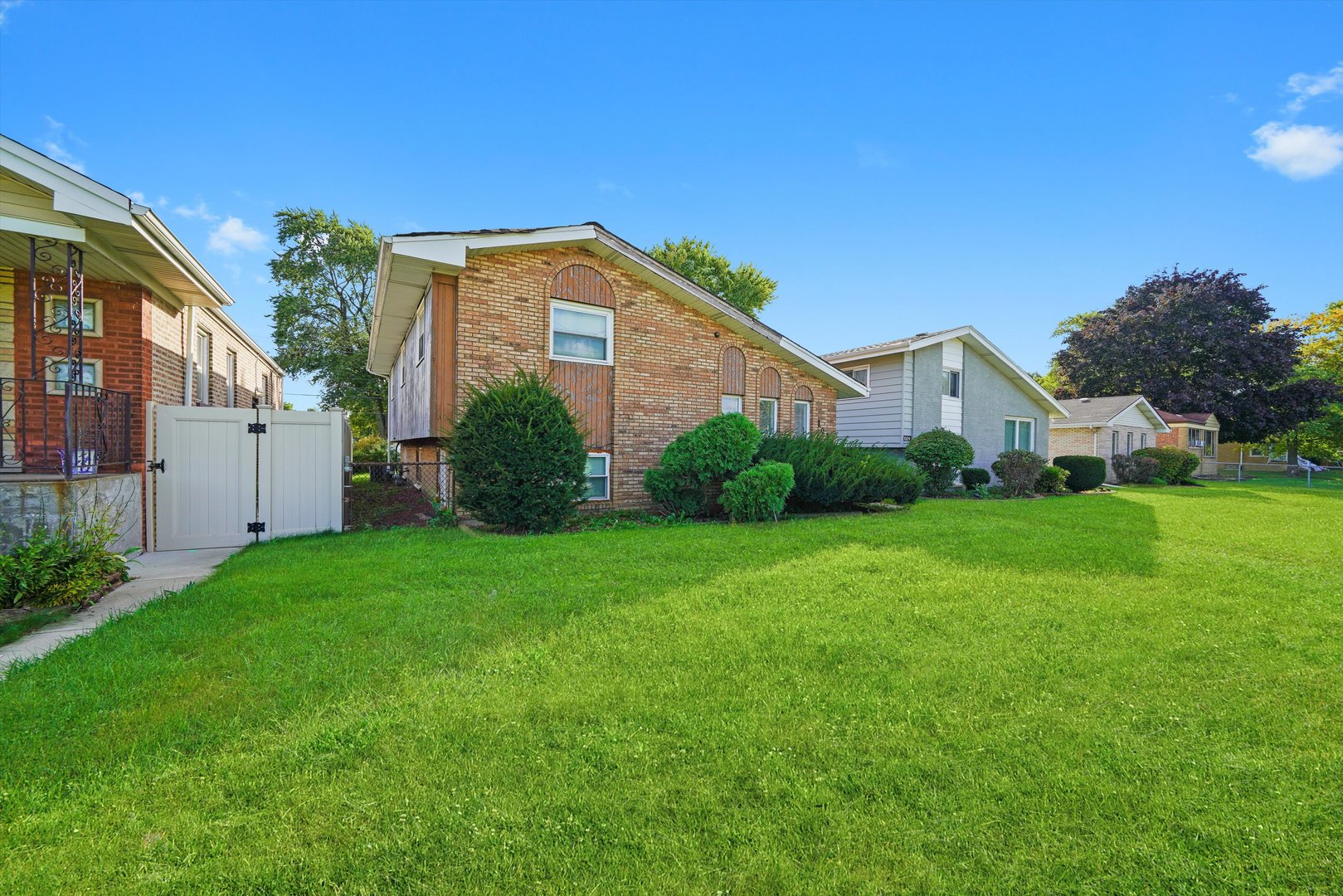 1011 East 142nd Street Dolton, IL 60419 - Photo 4 of 21 a front view of a house with garden