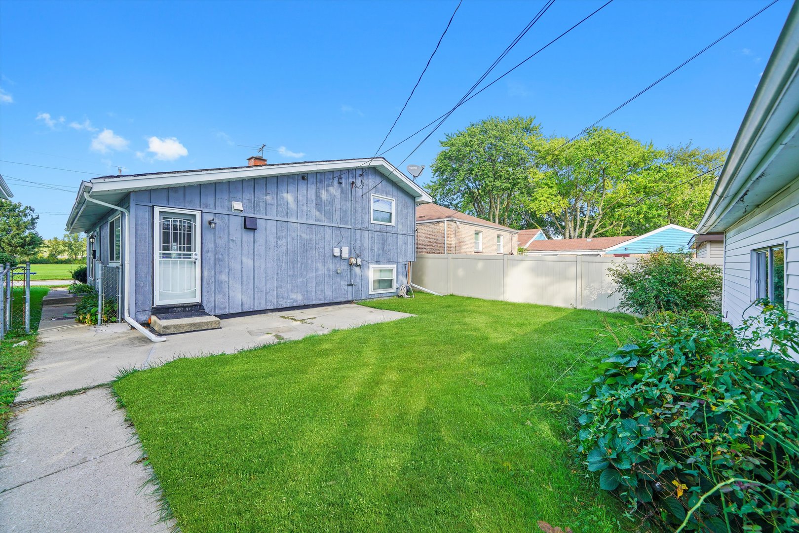 1011 East 142nd Street Dolton, IL 60419 - Photo 5 of 21 a view of a back yard of the house