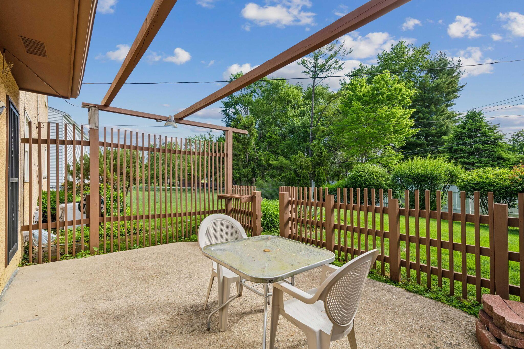 5050 Bridgeport Road Columbus, OH 43220 - Photo 9 of 10 Patio