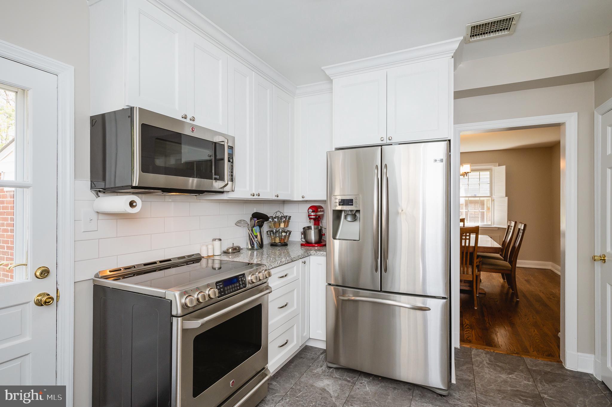 7025 Kenleigh Road Baltimore, MD 21212 - Photo 17 of 53 Kitchen with built-in microwave.