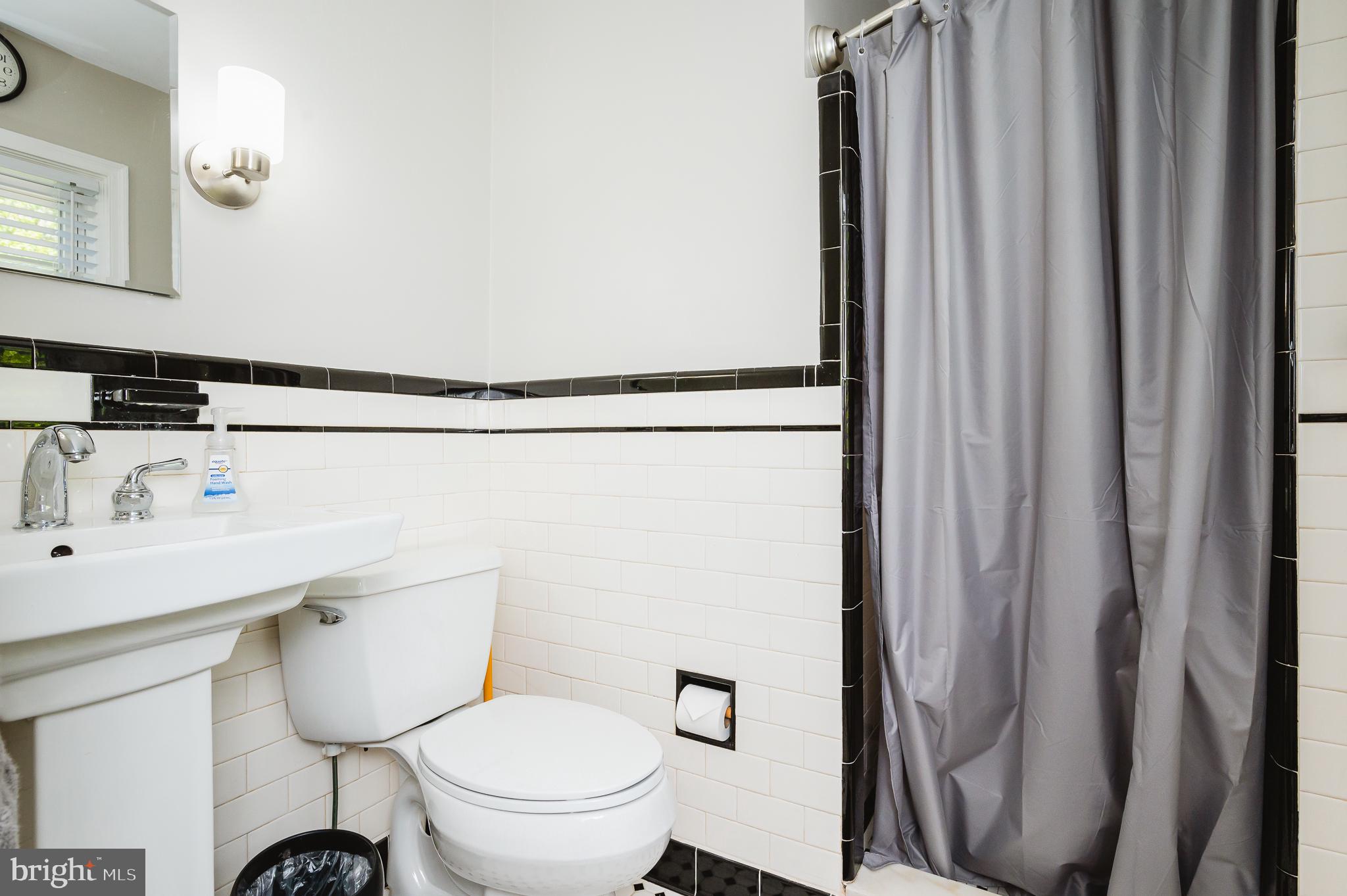 7025 Kenleigh Road Baltimore, MD 21212 - Photo 25 of 53 Primary full bath. Lightly updated.