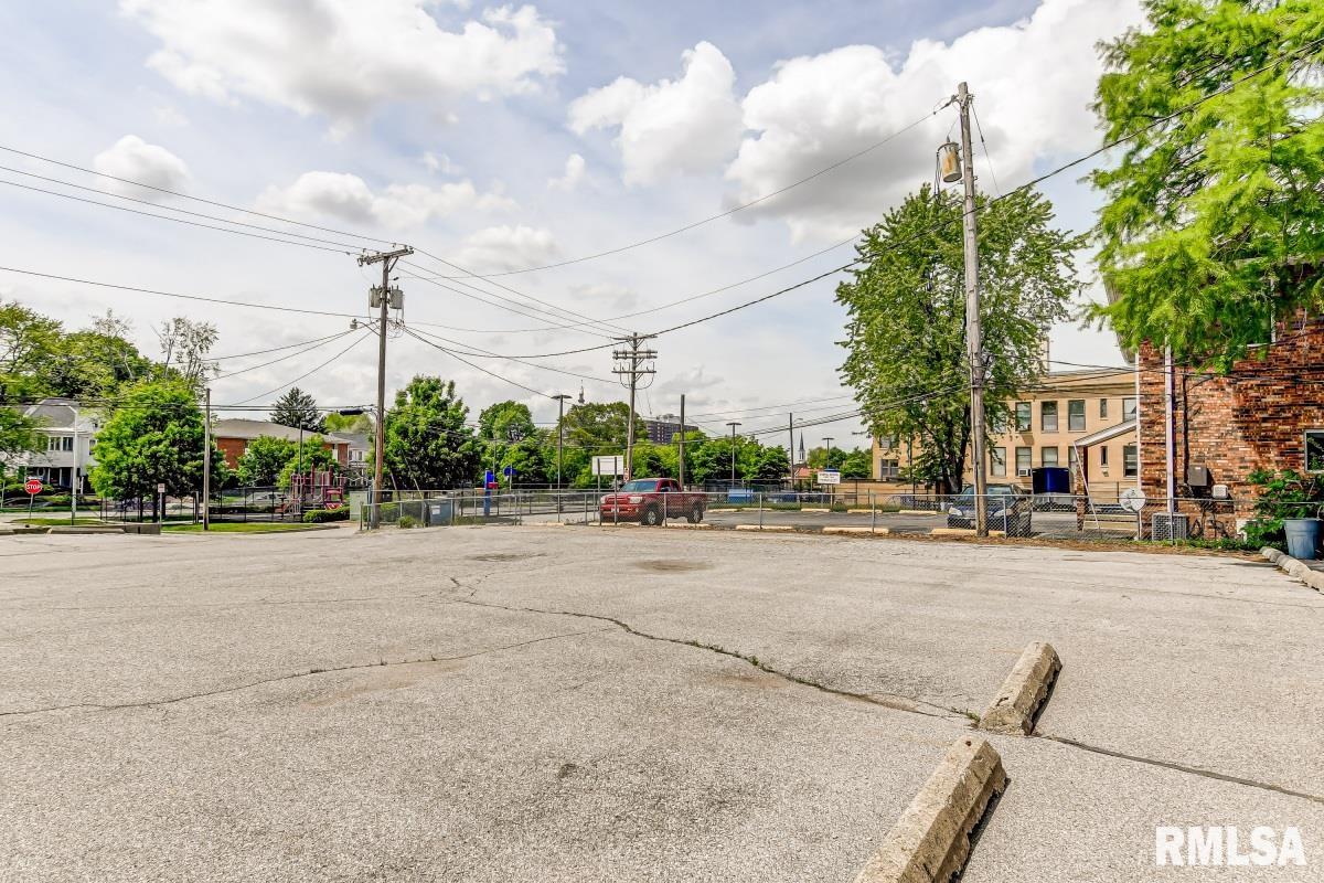 913 South 6th Street Springfield, IL 62703 - Photo 4 of 47