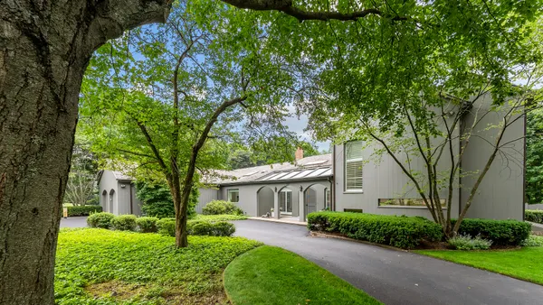 $2,999,000 | 107 North Mayflower Road, Lake Forest, IL 60045