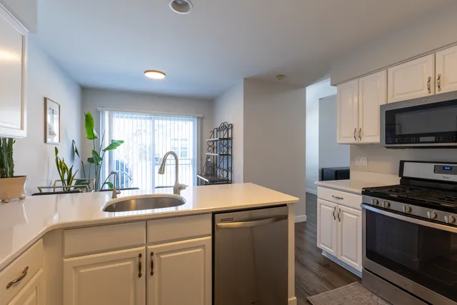 $319,900 | 1693 Waterford Road, North Aurora, IL 60542