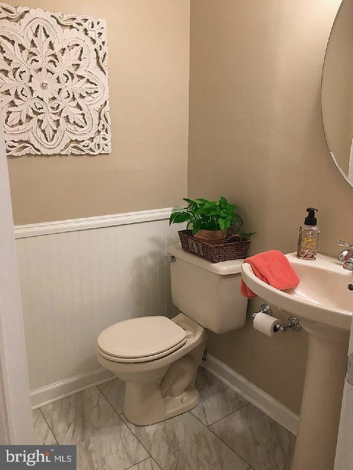 744 Stinchcomb Road Severna Park, MD 21146 - Photo 16 of 32 2ndFull bath with tub in hallway on main level