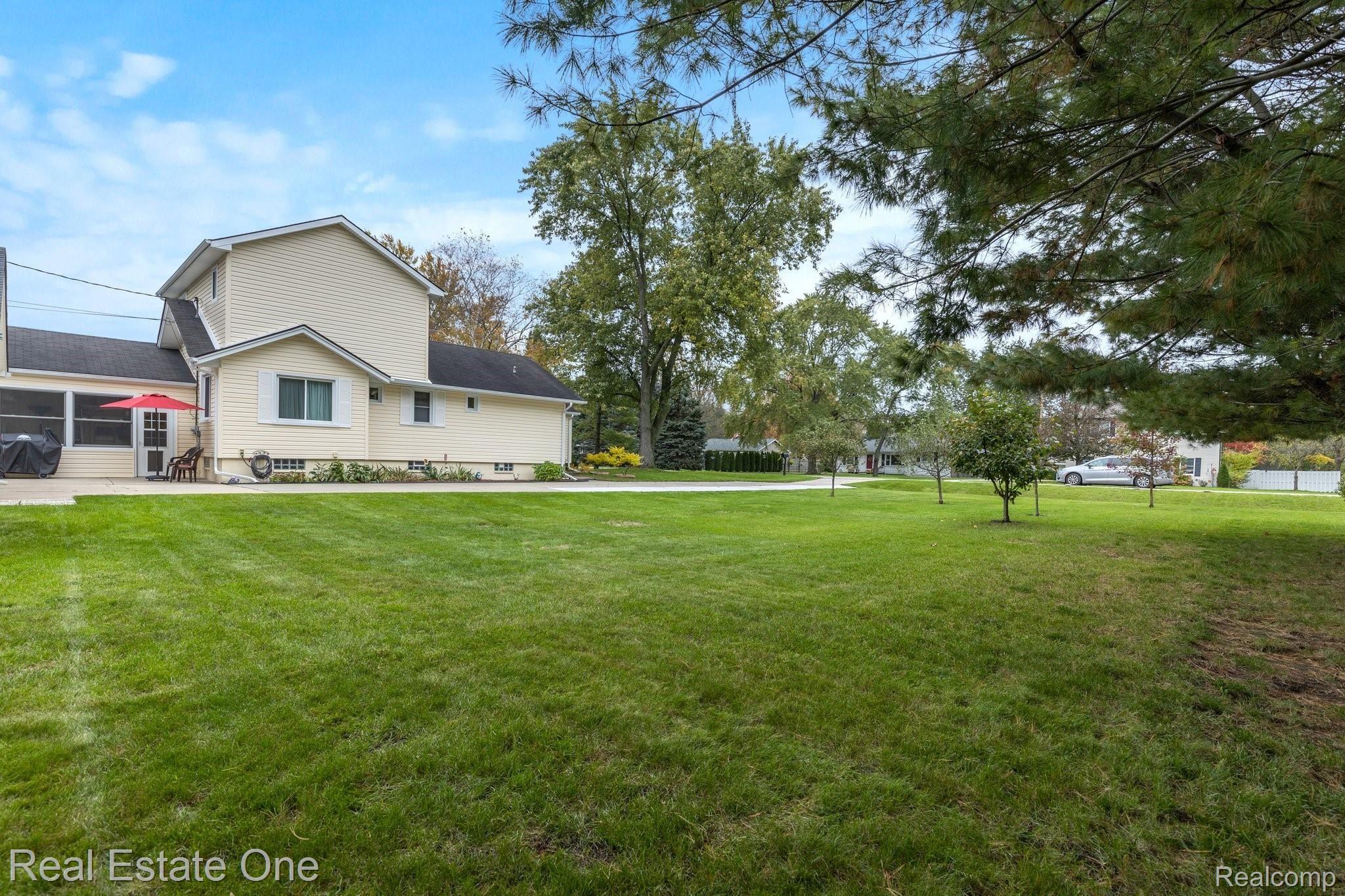 2721 Culbertson Avenue Rochester, MI 48307 - Photo 50 of 52 CD6EC066-5BE9-4B89-9F61-EBA87278F36D.jpeg