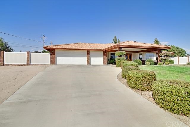 14755 Kokomo Road Apple Valley, CA 92307 - Photo 1 of 1 a front view of a house with a yard