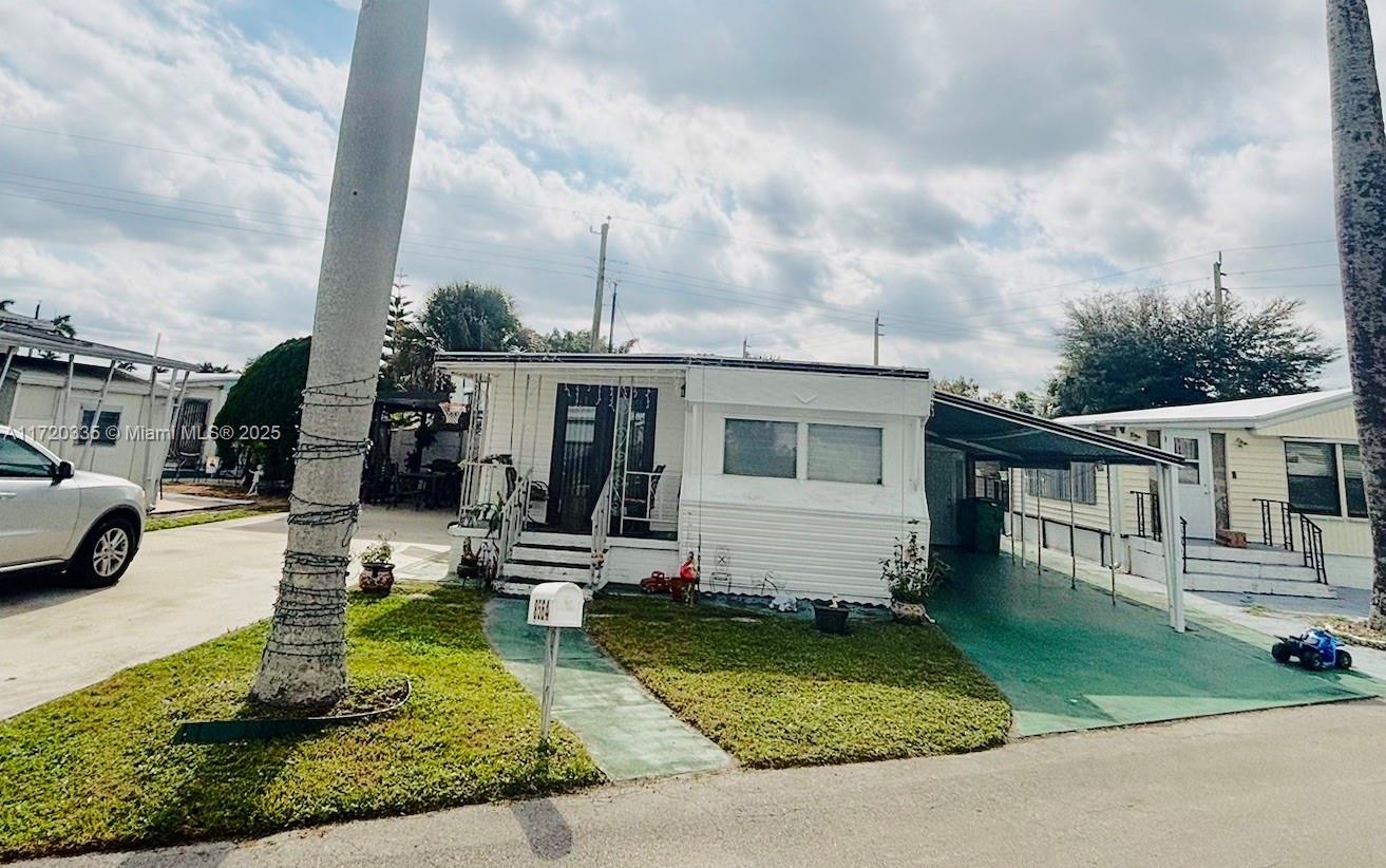 a view of a house with backyard