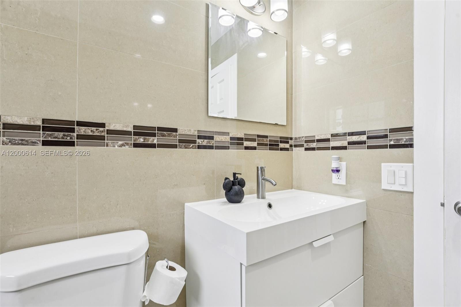 1900 Southwest 87th Court Miami, FL 33165 - Photo 11 of 25