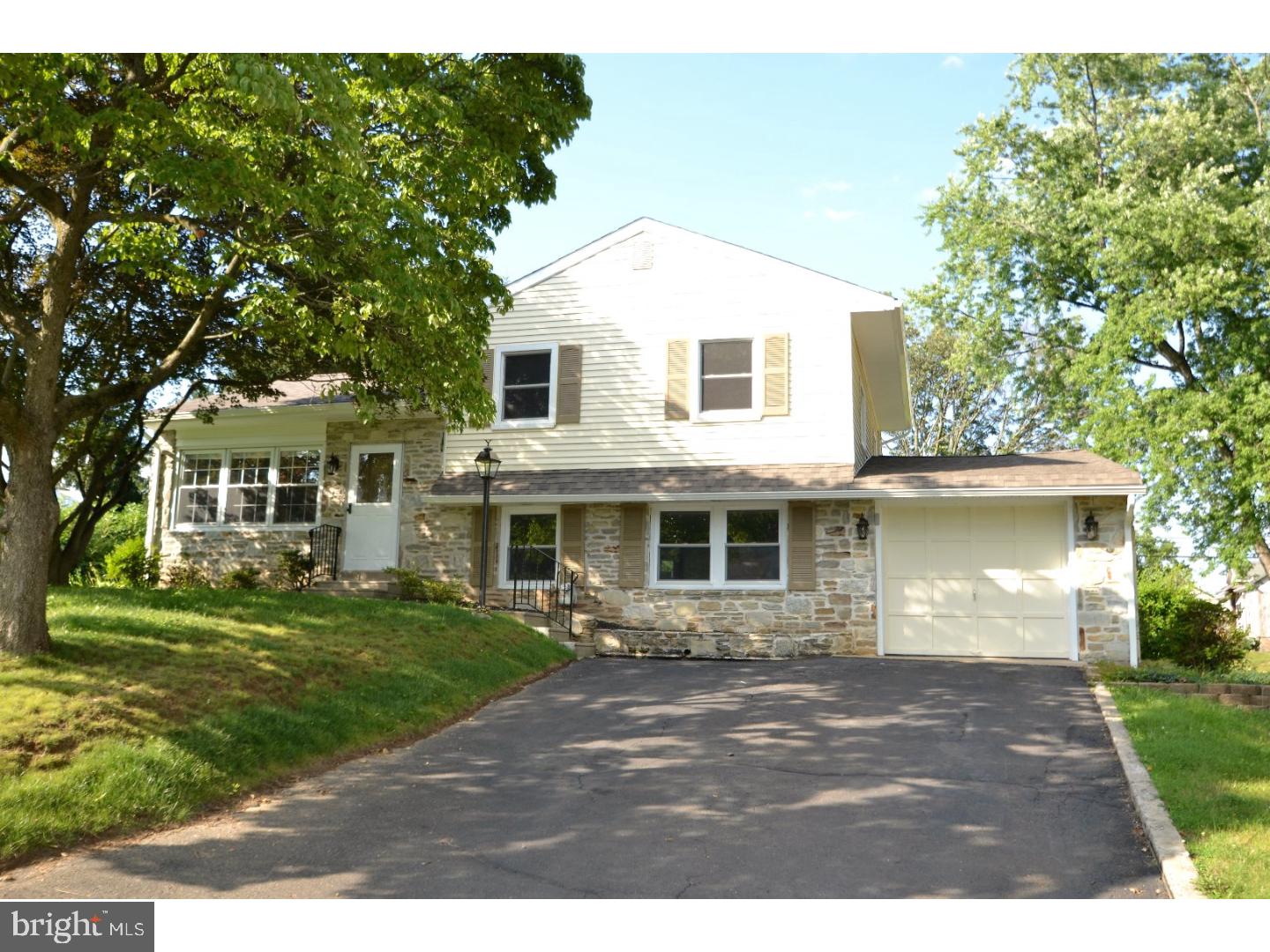 611 Paddock Road Southampton, PA 18966 - Photo 1 of 25 Exterior Front