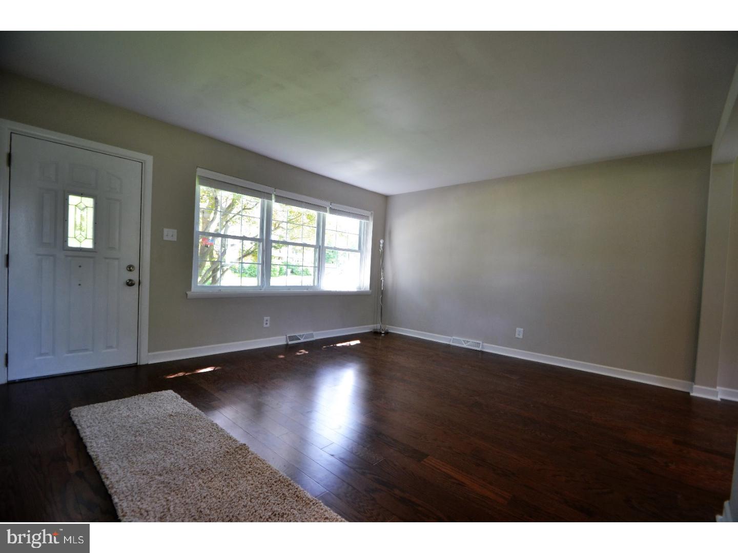 611 Paddock Road Southampton, PA 18966 - Photo 2 of 25 Living Room