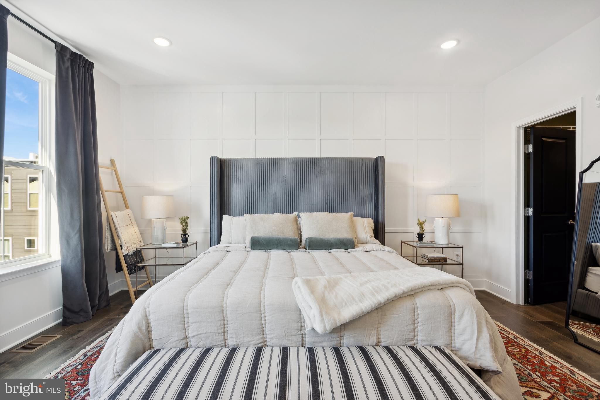 128 Locke Street, Unit 2029 Baltimore, MD 21230 - Photo 29 of 29 a bedroom with a bed and a large mirror