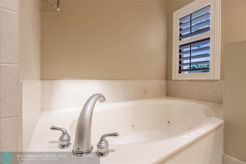 116 Southeast Crestwood Circle Stuart, FL 34997 - Photo 31 of 48 a bathroom with a bathtub
