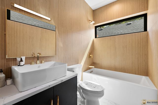 $1,250,000 | 1143 Clinton Avenue, Oak Park, IL 60304