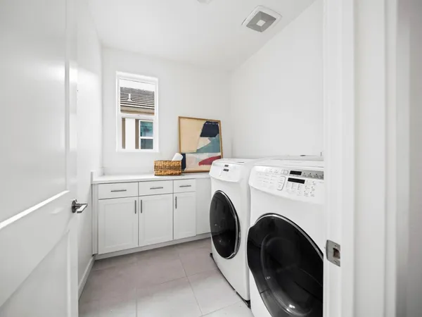 a view of entryway with washer and dryer