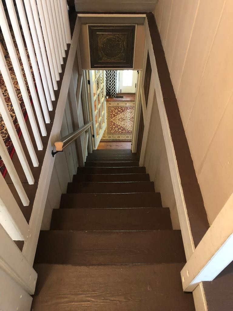 5523 North Road Orangeburg, SC 29118 - Photo 36 of 46 Stairwell
