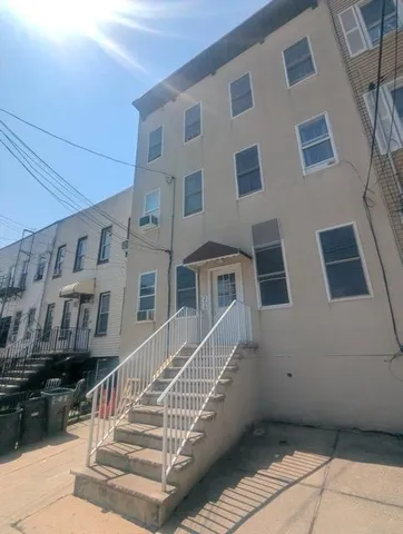 $1,650 | 205 Webster Avenue, Unit 1R, Jersey City, NJ 07307