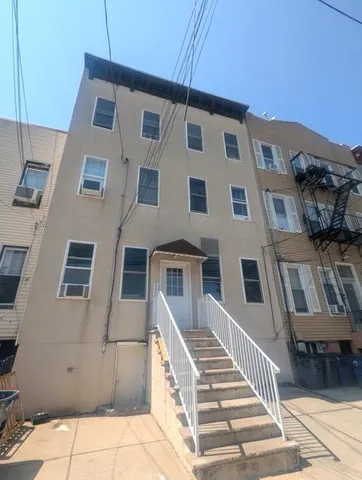 $1,650 | 205 Webster Avenue, Unit 1R, Jersey City, NJ 07307