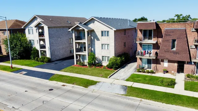$209,000 | 10620 Central Avenue, Unit 3A, Chicago Ridge, IL 60415
