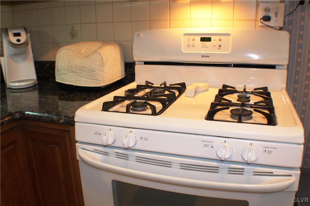 3940 Rutland Road Bethlehem, PA 18020 - Photo 9 of 27 Gas cooking, tile backsplash & first peek at the g
