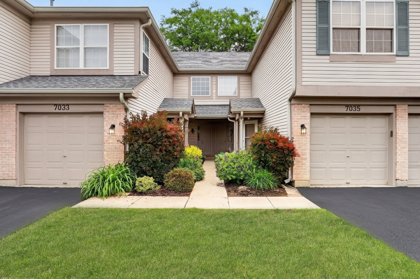 7029 South Stratton Lane, Unit 7029 Gurnee, IL 60031 - Photo 2 of 35