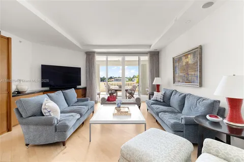 $1,980,000 | 20165 Northeast 39th Place, Unit 303 & 204, Aventura, FL 33180