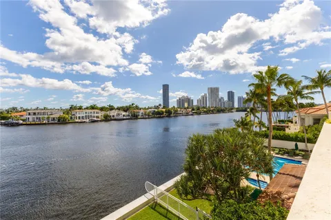 $1,980,000 | 20165 Northeast 39th Place, Unit 303 & 204, Aventura, FL 33180