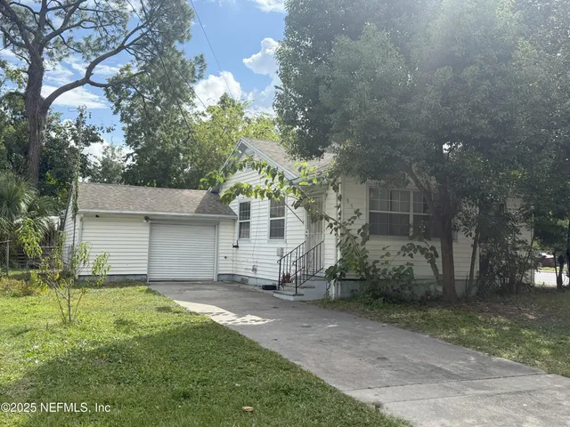 a view of a house with a yard
