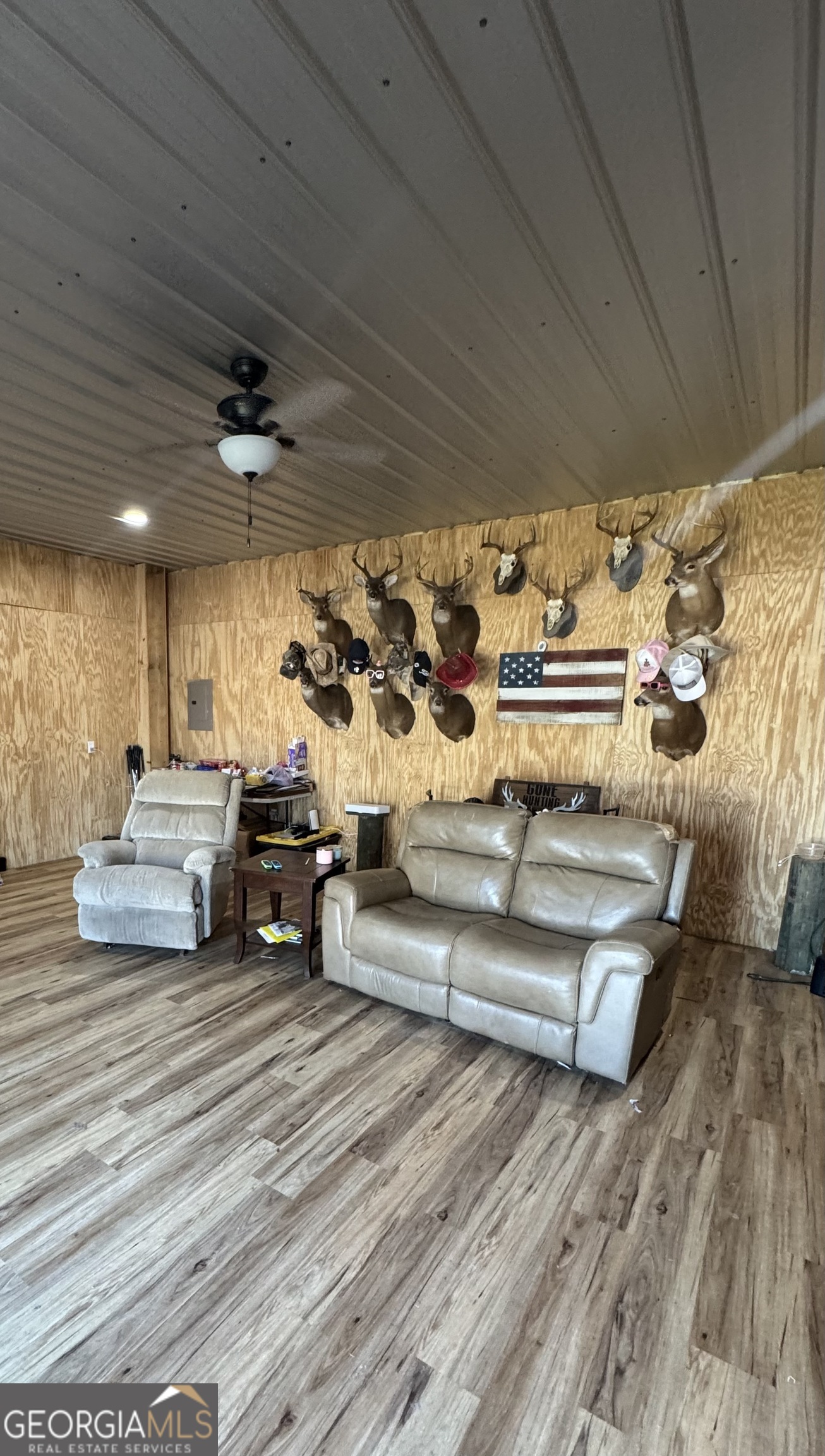 353 Mosley Road Vidalia, GA 30474 - Photo 4 of 14 a view of a hall way with furniture