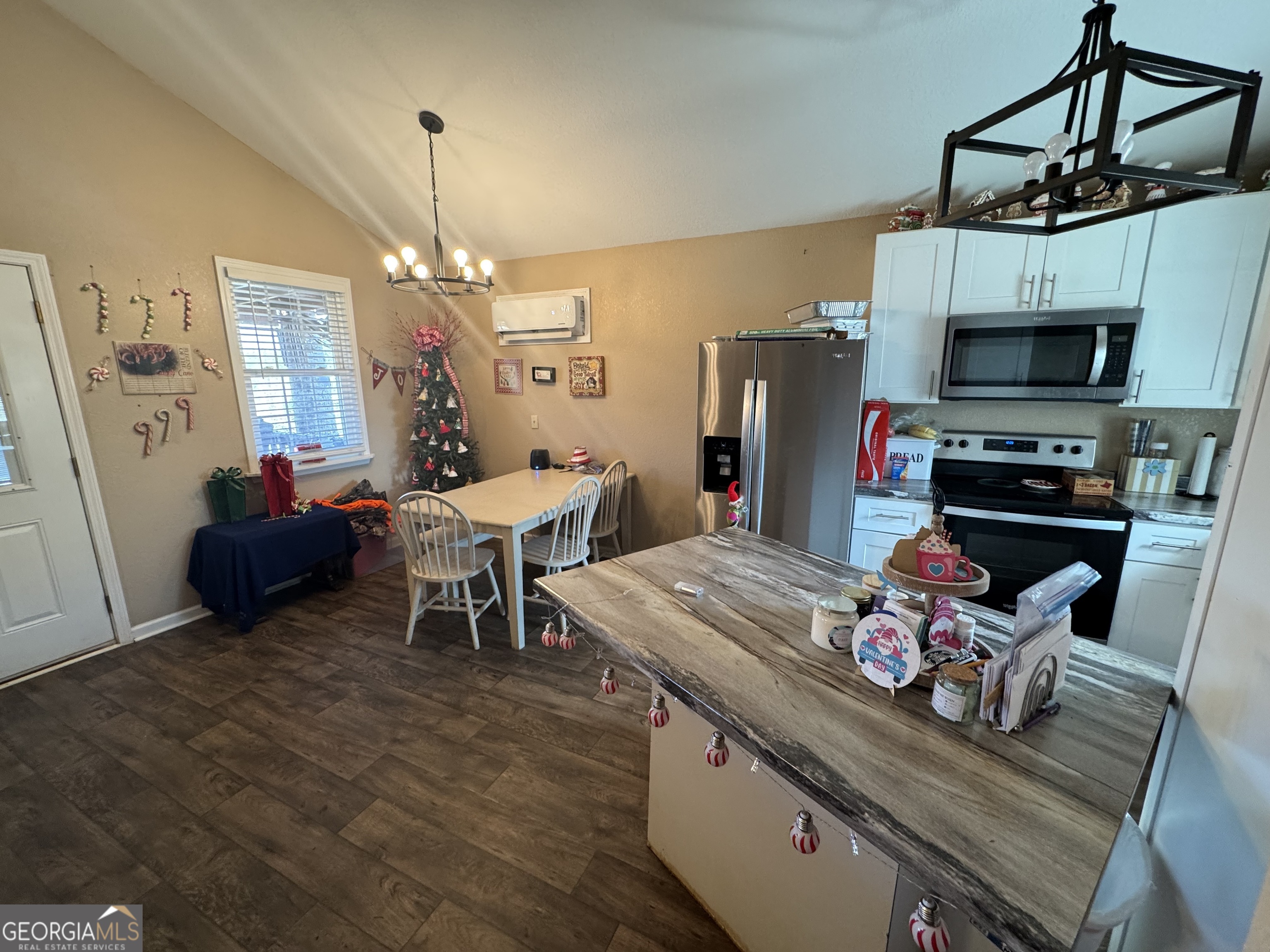 353 Mosley Road Vidalia, GA 30474 - Photo 5 of 14 a living room with furniture and a flat screen tv