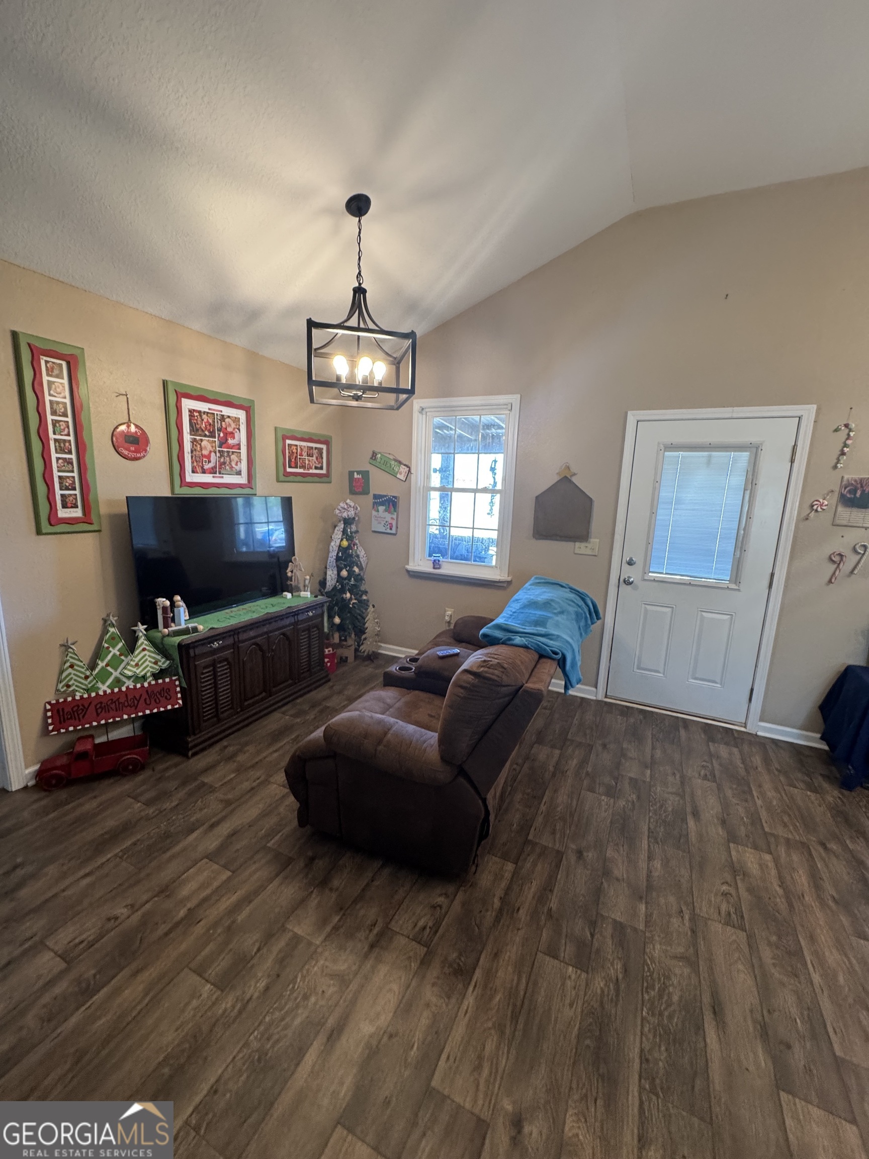 353 Mosley Road Vidalia, GA 30474 - Photo 10 of 14 a living room with furniture and a flat screen tv