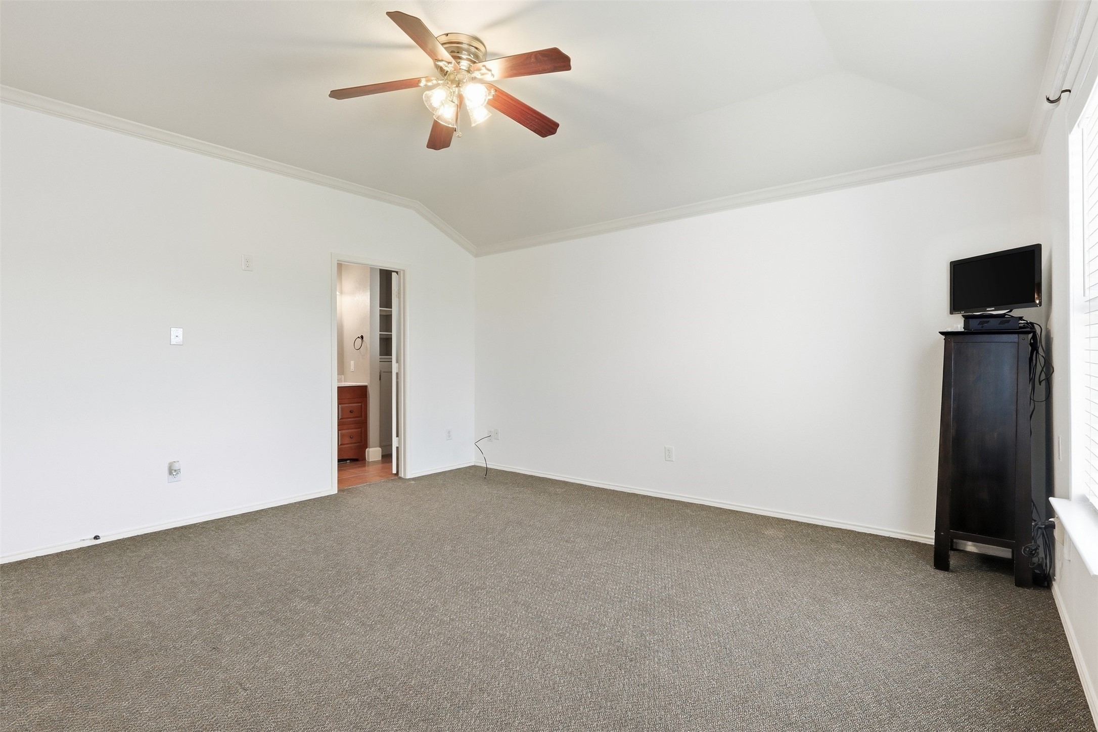 12638 Coho Lane Houston, TX 77045 - Photo 18 of 29 an empty room with closet and a ceiling fan