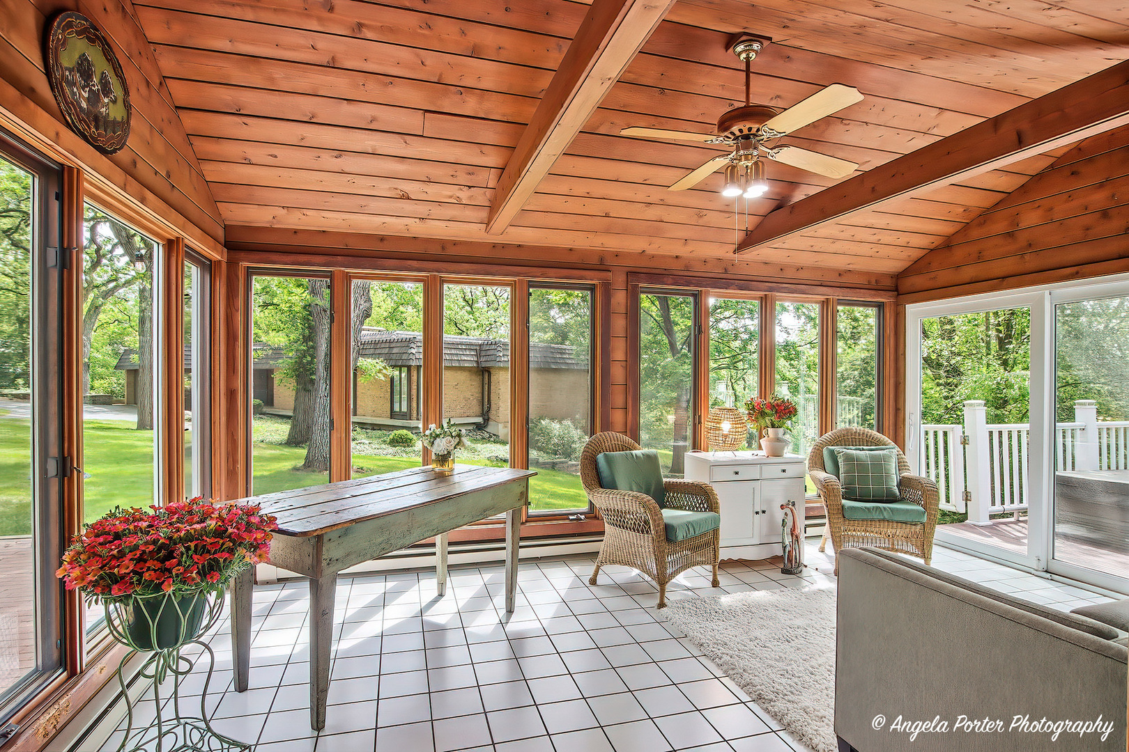15 Willet Way Trout Valley, IL 60013 - Photo 25 of 61 a living room filled with furniture and a potted plant