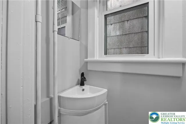 $2,100 | 721 Ferry Street, Easton, PA 18042