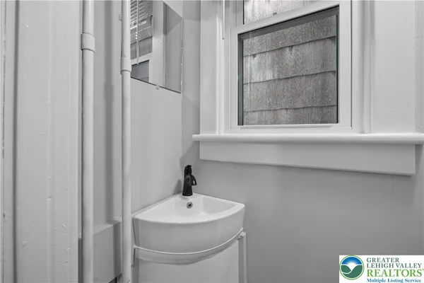 $2,100 | 721 Ferry Street, Easton, PA 18042