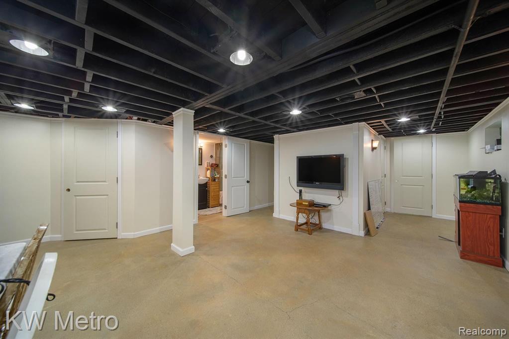 2864 Grant Road Rochester Hills, MI 48309 - Photo 18 of 39