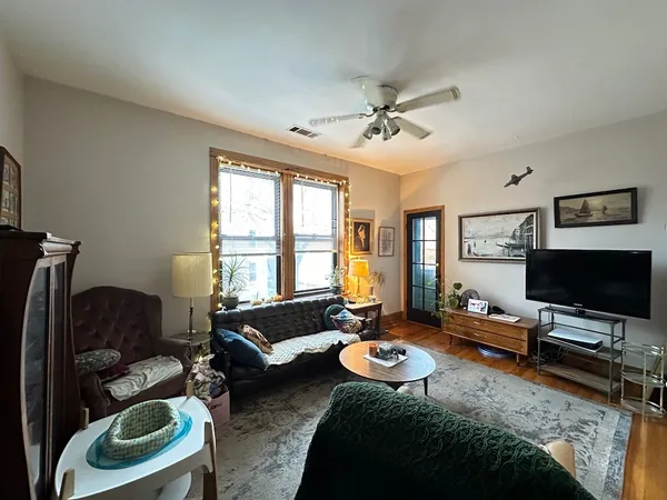$2,280 | 951 North Hoyne Avenue, Unit 3, Chicago, IL 60622